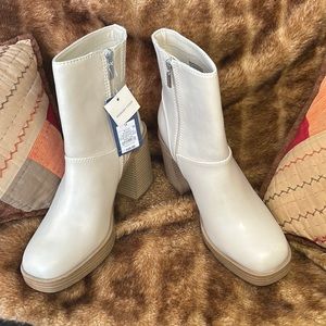 Brand New Women ankle winter Boots sz.11 never been worn with price tags $40.00